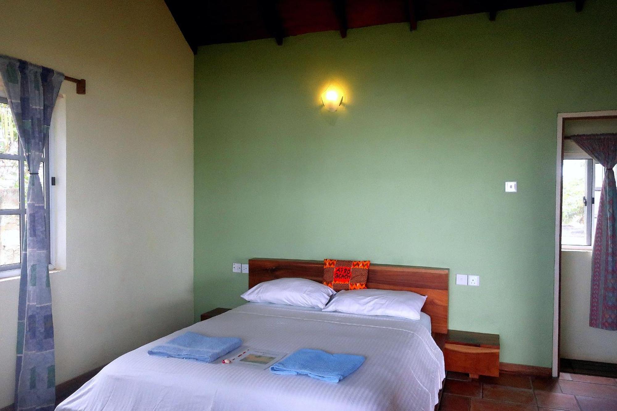 Afro Beach Eco Resort Butre Стая снимка